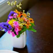 お庭にお花の咲く季節になればはお花も飾っています