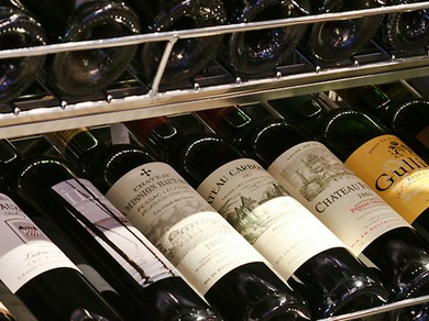 フランス産を中心にソムリエがセレクトする250種類以上のワイン