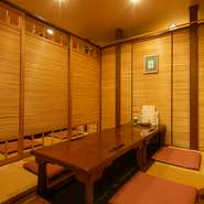 2階と3階は個室、1階は竹を編んだ壁に仕切られた半個室となっています。小さなお子様連れでの外食や、会社帰りにふと立ち寄りたいときなどにちょうどいい場所。または、気軽なデートにもいいですね。