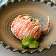 金沢では馴染み深い「香箱ガニ」は雌のズワイガニのこと。カニの身よりも、外子・内子と呼ばれる卵を主にいただきます。ぷちぷちした食感の外子・濃厚な味と共にある内子は、どちらも絶品。