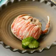 金沢では馴染み深い「香箱ガニ」は雌のズワイガニのこと。カニの身よりも、外子・内子と呼ばれる卵を主にいただきます。ぷちぷちした食感の外子・濃厚な味と共にある内子は、どちらも絶品。
