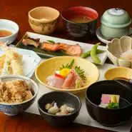 『近江町市場直送コース』は2時間の飲み放題付きのため、大変お得なコース料理となっています。刺身・焼物・煮物・揚げ物など、内容も充実。食べることもお酒を飲むことも好きな方は、ぜひ。