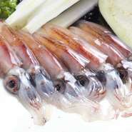 身が美しく透き通った鮮度抜群の『ホタルイカ』。煮たり焼いたり、日本酒にも良く合う贅沢な一品としてご提供。