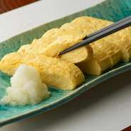 出汁と卵を同量で割った卵液を、前日から仕込みます。焼き始めてから巻き終わりまでにも時間がかかり、一日に5～6食しかつくれません。出汁の自然な甘さとふんわりとした卵によって、優しい味が広がります。
