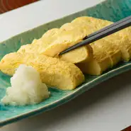 出汁と卵を同量で割った卵液を、前日から仕込みます。焼き始めてから巻き終わりまでにも時間がかかり、一日に5～6食しかつくれません。出汁の自然な甘さとふんわりとした卵によって、優しい味が広がります。
