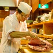 お客様の口からこぼれる“美味しい”という言葉に励まされながら、日々精進しています。多数あるお店の中から当店を選んでいただいたお客様に対し、一期一会の感謝の気持ちで料理をつくっています。