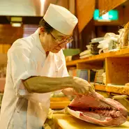 お客様の口からこぼれる“美味しい”という言葉に励まされながら、日々精進しています。多数あるお店の中から当店を選んでいただいたお客様に対し、一期一会の感謝の気持ちで料理をつくっています。