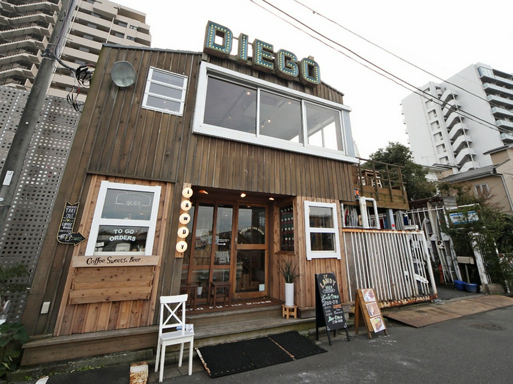温かみのあるデザインのお店でゆっくりコーヒーやお酒を