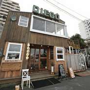 カフェタイムの甘い香りや、バータイムのスモーキーな香りが今日もくつろぎを運んできます。お店でゆっくりするのもいいですし、テイクアウトを利用して、家や砂浜でリラックスするのもおすすめです。