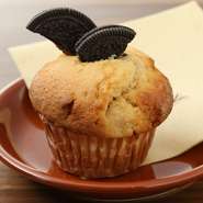 クリームチーズのしっとりクリーミーな食感と、オレオのさくさくな食感を楽しめるスイーツ。マフィンはいろいろな種類を日替わりで、他のスイーツもシーズンで変わっていくので飽きません。