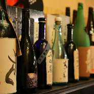 地元の銘酒を、四本ほど常備。さらには、東北や四国などの希少な日本酒も揃えています。さらに、「三岳」「魔王」などのプレミアム焼酎で脇を固めて。料理の味を引き立たせるには、やっぱり旨い酒も必要。