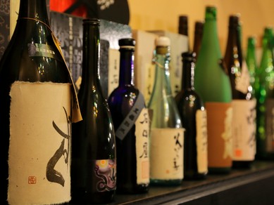 地酒から全国各地の名酒まで。バランスの良い品揃え