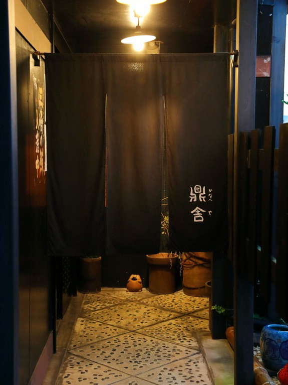 粋な暖簾をくぐり、細い石畳の通路を歩いて店内へ