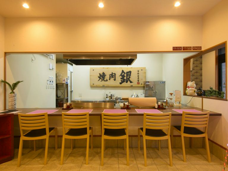 のんびりと過ごせるカウンターで、能登の味に舌鼓