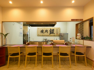 のんびりと過ごせるカウンターで、能登の味に舌鼓