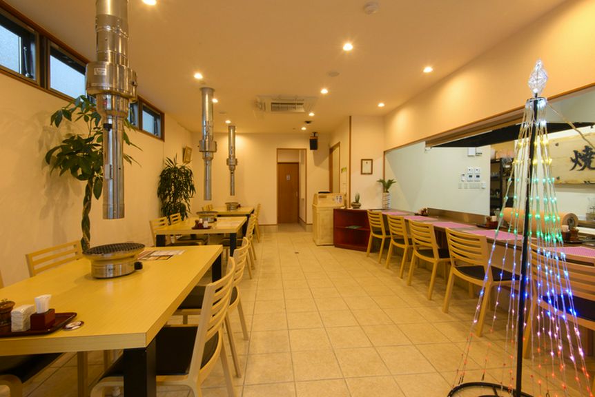 家族との食事に最適な、明るく清潔感あふれる店内
