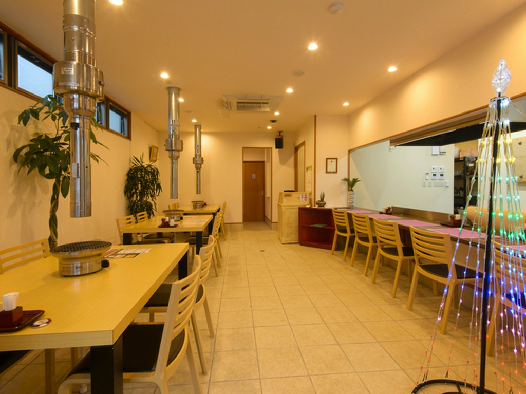 家族との食事に最適な、明るく清潔感あふれる店内