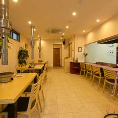 家族との食事に最適な、明るく清潔感あふれる店内