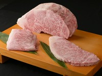 細かく入ったサシは甘みが強く、とろけるようなおいしさ。口いっぱいに広がる肉の旨みは格別です。さっと炙って「焼しゃぶ」で召し上がれ。