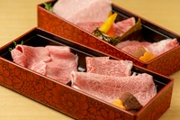 内容：ﾓﾓ焼きしゃぶ、ｶﾀ焼きしゃぶ、特選ｱﾌﾞﾗﾐ、特選ｱｶﾐ、能登牛ﾛｰｽﾄﾋﾞｰﾌ、能登牛ﾒﾝﾁｶﾂ、季節のｻﾗﾀﾞ、御飯、味噌汁、漬物、突出し、焼き野菜、ﾃﾞｻﾞｰﾄ。。