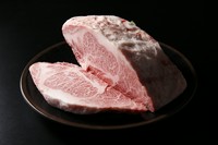 内容：能登牛モモ焼きしゃぶ、能登牛赤身、能登牛脂身、能登豚肩ロース焼きしゃぶ、能登豚ロース焼きしゃぶ、能登豚バラ焼きしゃぶ、お肉６品。サラダ、ライス、スープ、小鉢、デザート。
