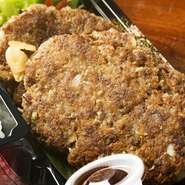 当店で人気の能登牛のﾊﾝﾊﾞｰｸﾞがダブルで入ったお弁当。