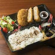 自家製のお惣菜、人気のｺﾛｯｹとﾒﾝﾁｶﾂのお弁当。