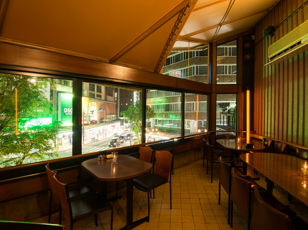 美味しいお酒とお食事は、片町の街の華やかな景色と共に