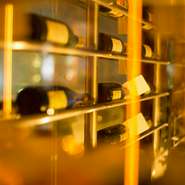 大きなセラーの中に収められているワインは赤、白合わせて約100種類600本。ウォークイン構造になっているので、お客様自身がソムリエの話を聞きながらワインを実際に手に取り、選ぶことができます。