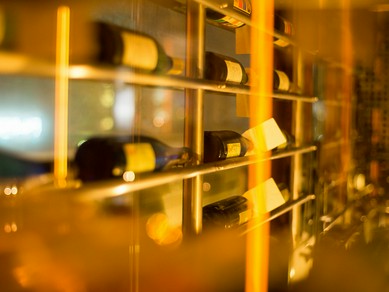 ソムリエと共に選ぶ至極の一本、ウォークイン構造のワインセラー