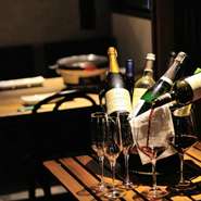 ソムリエ監修による厳選されたワインを多数揃えております。