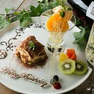 お誕生日月限定でコースご利用のお客様事前予約にて無料でサービス。他のクーポンと併用可能なので平日にグループでコースをご予約いただくと更に人数分1000円OFFクーポンもご利用いただけます。