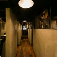 営業時間が翌朝4時までと長く、時間を気にせず楽しめるのも魅力。周りを気にせず過ごせる半個室は2名様から16名様までご用意できます。半個室ご希望の方は大変人気のため、ご予約のうえご来店ください。