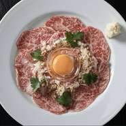 国産牛でもどうせなら地元の宮城県産黒毛和牛にこだわり、さらに最高の肉質、牛肉で唯一サーの称号を与えられた部位サーロインを使用。保健所の認可を得て指導のもと生食食肉の安全基準にて加工された牛肉です。