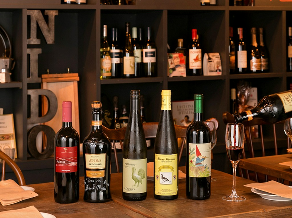 微発泡赤ワイン「ランブルスコ」もお手軽価格で楽しめます