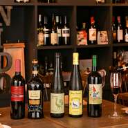 エミリア・ロマーニャ州の郷土料理と良くあうワインをオーナーシェフが厳選し、40～50種類を常備。メニューには載っていないワインもあり、ソムリエならではのお薦めもしてもらえます。気軽に相談を。

