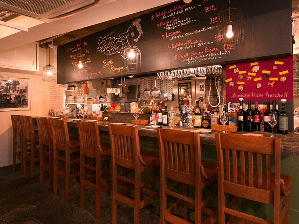 デートにおすすめ。ふたりでゆったり過ごせるカウンター席