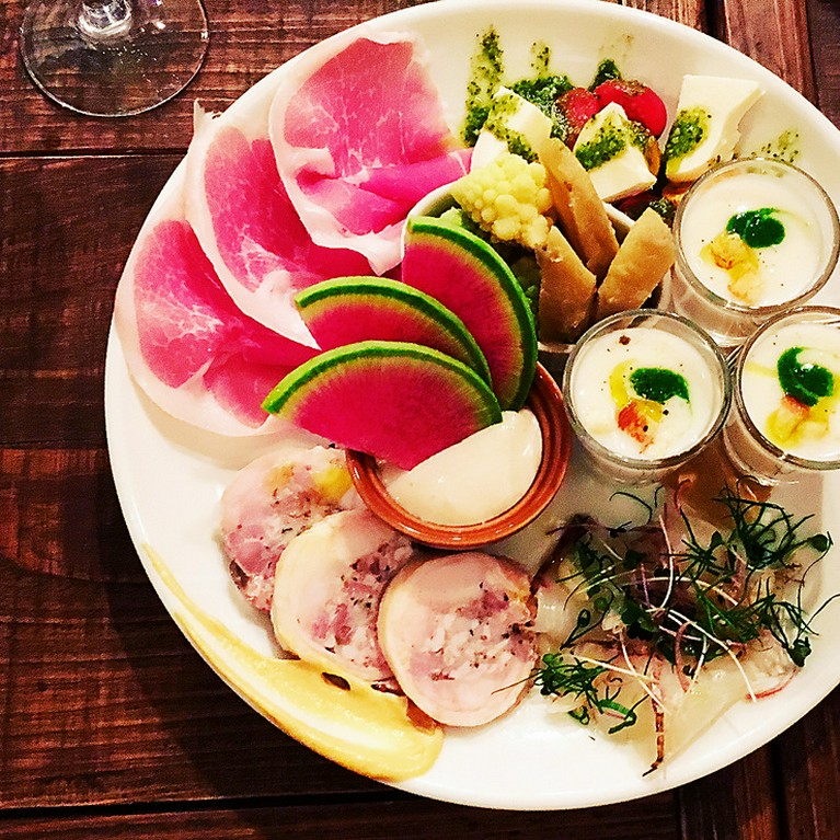 店主が自信を持っておすすめする『彩り豊かなNIDO特製　前菜6種盛り合わせ』