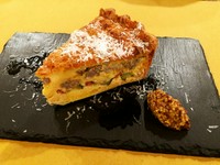 生地から丁寧に焼き上げ、旬の野菜を盛り込んだエミリア風キッシュ。写真はパンチェッタと縮みほうれん草。