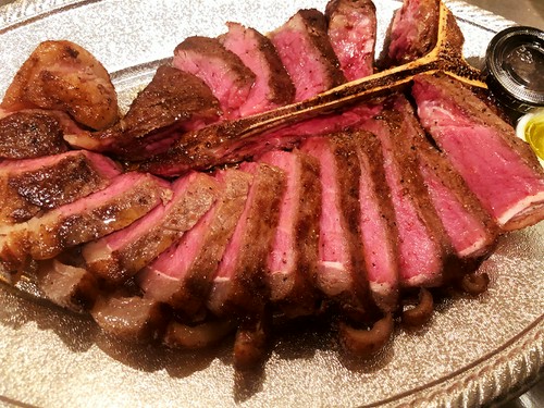 黒毛アンガス牛のTボーンステーキ