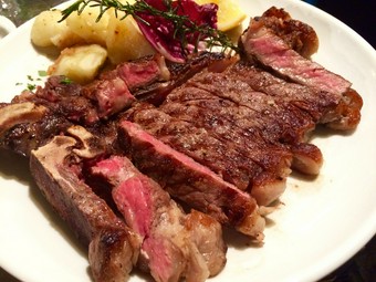 メインに豪快“黒毛アンガス牛のTボーンステーキ”をご用意したお得なプラン(飲み放題＋2700円)

