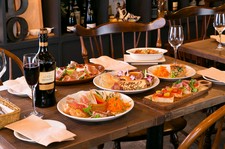 前菜盛り合わせからメインのお肉料理までしっかり楽しんで頂けるプランです（飲み放題＋2700円）