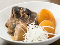 日本酒との相性が抜群、挙ってオーダーされる『鮮魚のあら煮』