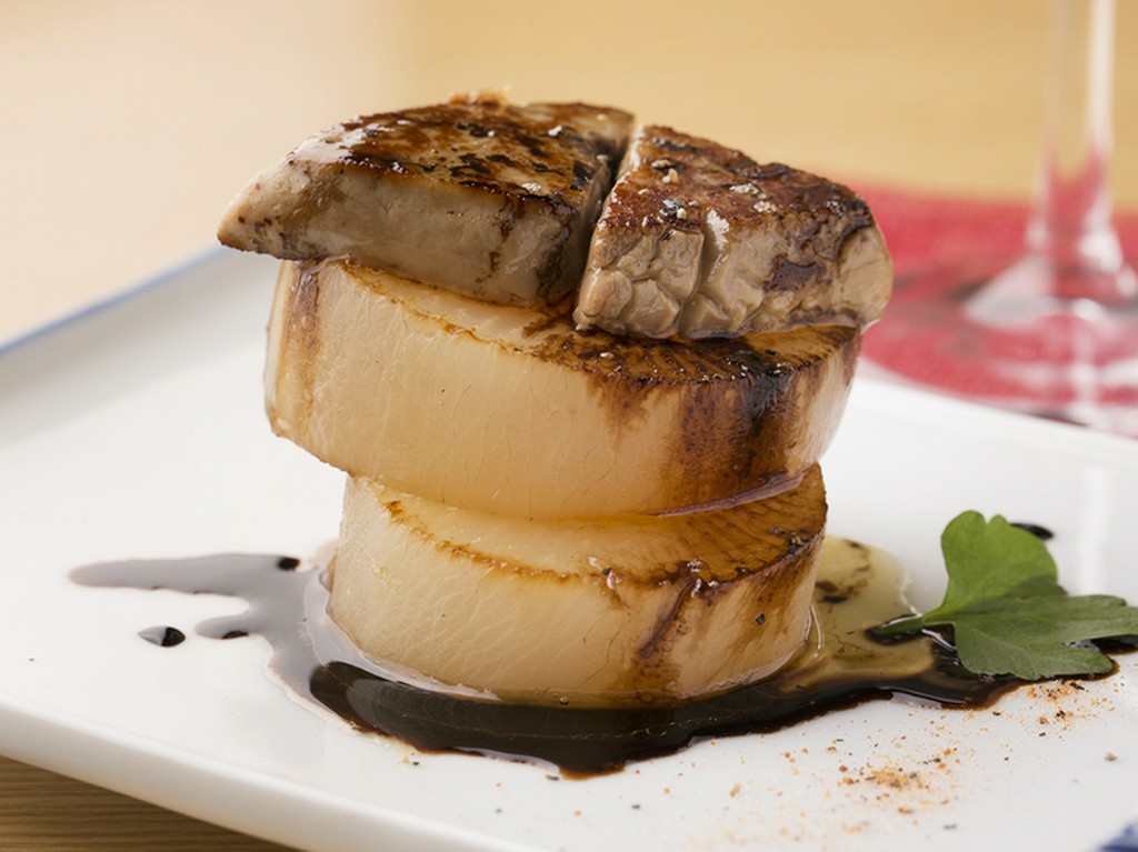 じっくり煮込んだ柔らか大根と濃厚フォアグラが相性抜群『フォアグラ大根』