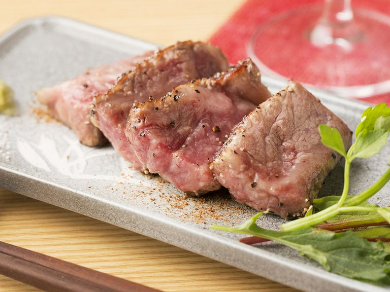 食べたい分だけちょこっとから注文できる『サーロインステーキ』(10g200円)