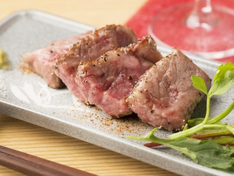 食べたい分だけちょこっとから注文できる『サーロインステーキ』（10g200円）