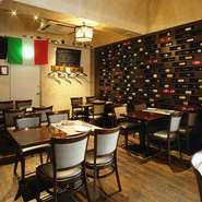 壁一面にずらりと並んだワインは圧巻。イタリア人のソムリエが自ら確かめ取り揃えたバリエーション豊富な銘柄が120種類以上揃っています。お料理や好み、気分に合わせてお勧めワインをセレクトしてくれます。