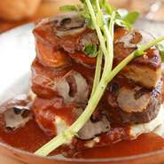 マッシュポテトにフィレ肉をのせ、一番上にフォアグラがのった贅沢な逸品。やわらかい肉質のフィレ肉を130グラム使用しているので、食べ応え抜群です。