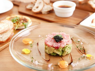 見た目もかわいらしい『マグロとアボカドのタルタル　～セルクル仕立て～』