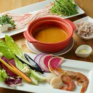 タイのレッドカレーをベースにした濃厚なスープのしゃぶしゃぶ。締めは雑穀米とチーズを入れて、リゾット風にしていただく人気商品。（2名様より）